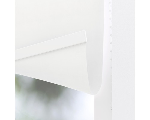 Vue détaillée d''un store enrouleur blanc pour la décoration de fenêtre