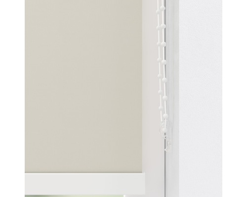 Vue détaillée d''un store de fenêtre avec commande à chaînette.