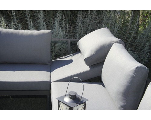 Gros plan d''un salon de jardin gris avec des coussins et une lanterne