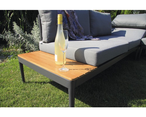 Ensemble de meubles de jardin avec bouteille et verre