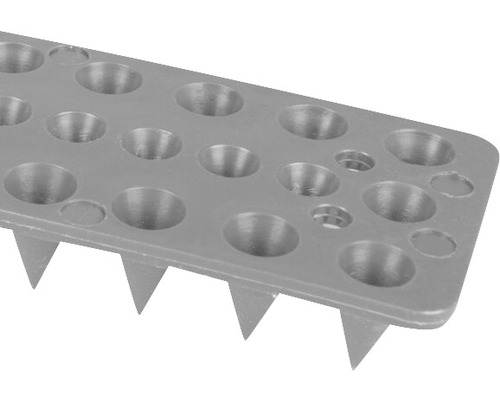 Nahaufnahme einer schwarzen Nagelplatte zur Befestigung von Unkrautvlies