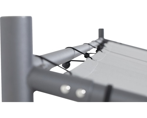 Vue détaillée d''un voile d''ombrage fixé sur un cadre