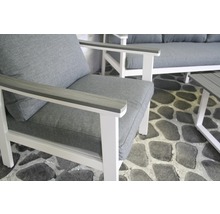 Gartenmöbelset mit Polyrattan-Akzenten und grauen Kissen