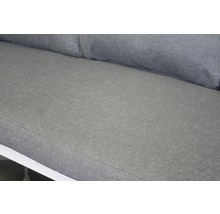 Detailansicht einer grauen Couch mit Textilbezug