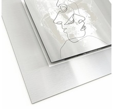 Image métallique avec représentation abstraite du visage