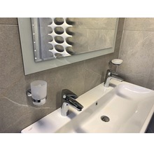 Lavabo de salle de bain avec robinets, porte-savon, porte-gobelet et miroir