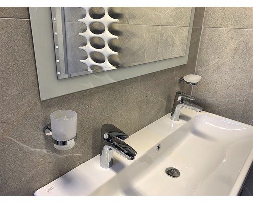 Lavabo de salle de bain avec robinets, porte-savon, porte-gobelet et miroir
