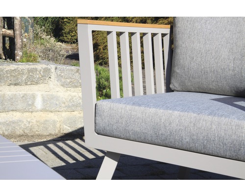 Detailansicht eines Gartensessels mit grauem Polster und Holzarmlehne