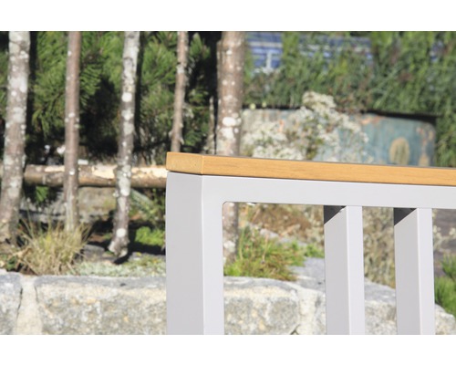 Detailansicht eines Gartenmöbelstücks mit Holzauflage