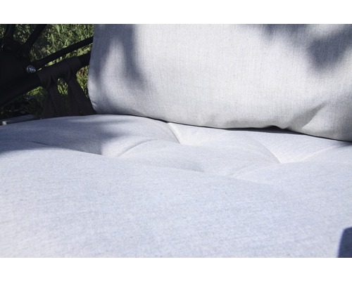 Nahaufnahme eines Kissens und einer gepolsterten Sitzfläche einer Hängematte.