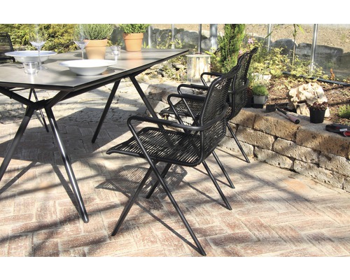 Table de jardin avec chaises sur une terrasse