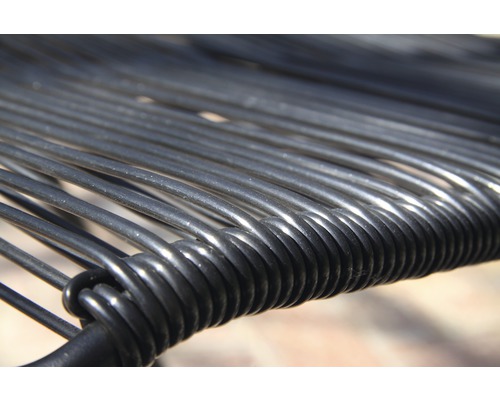 Gros plan d''une chaise d''extérieur avec cadre en métal et tressage en plastique