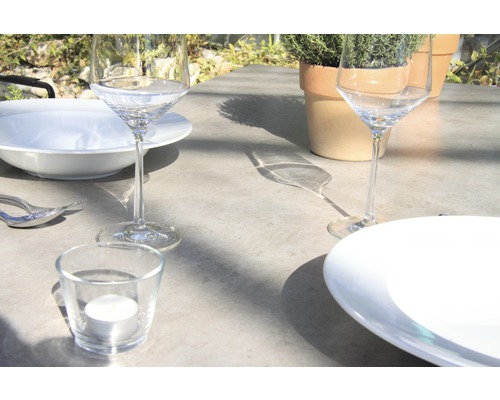 Table dressée avec vaisselle, verres, bougeoir et pots d''herbes aromatiques