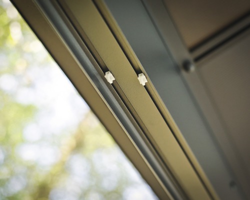 Vue détaillée d''une construction en aluminium avec des rails de guidage et des éléments de fixation