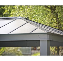 Detailansicht eines Pavillons mit Aluminiumrahmen und Dachelementen