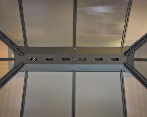 Vue intérieure d''un pavillon avec toit et cadre transparents