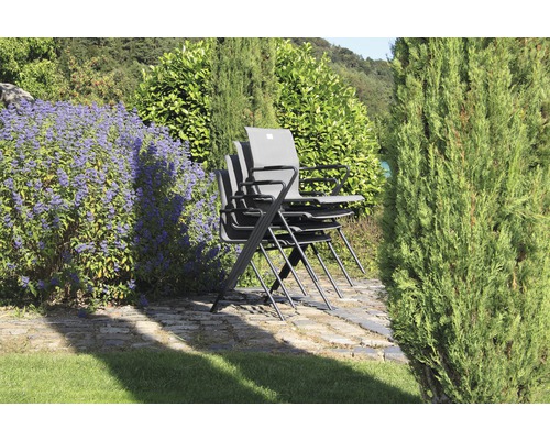 Pile de chaises de jardin en métal et textile dans le jardin