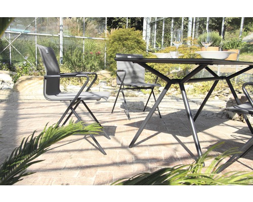 Scène de jardin avec table de jardin et chaises de jardin sur une terrasse
