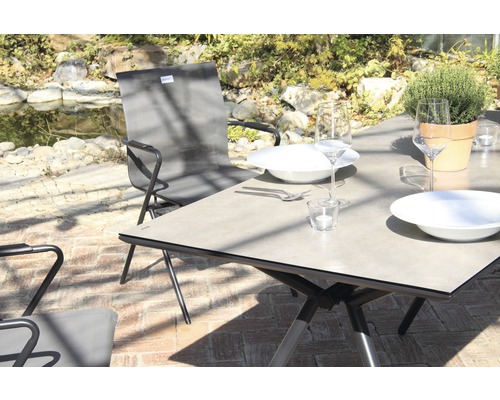 Table de jardin dressée avec chaises à l''extérieur