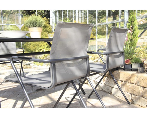 Scène de jardin avec table et deux chaises de jardin