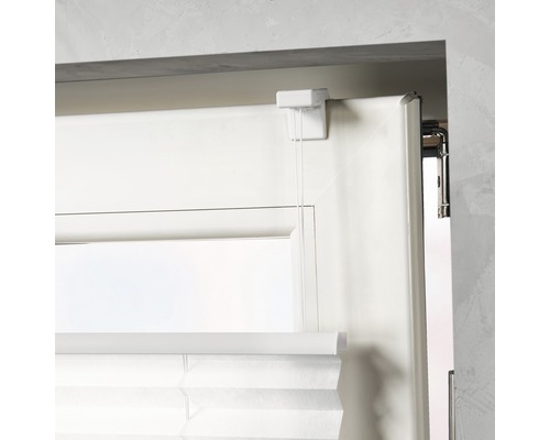 Detailansicht eines Faltstores am Fenster mit Bedienelement