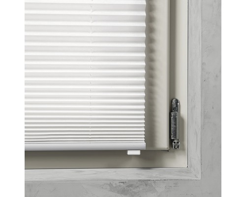 Detailansicht einer weißen Plissee-Jalousie am Fenster