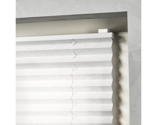 Nahaufnahme einer weißen Faltjalousie