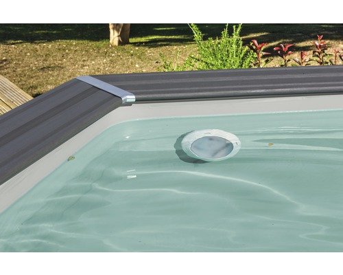 Vue détaillée d''une piscine avec surface de l''eau et couverture latérale