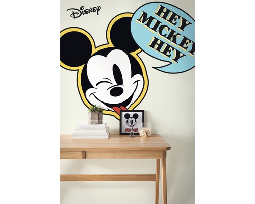 Chambre d''enfant décorée avec un sticker mural Disney Mickey Mouse au-dessus d''un bureau