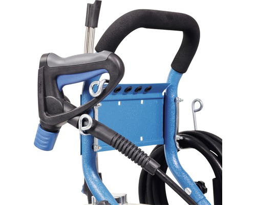 Vue détaillée d''un nettoyeur haute pression avec pistolet de pulvérisation et enrouleur de tuyau