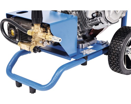 Vue détaillée d''un nettoyeur haute pression avec moteur, pompe, roues et châssis bleu