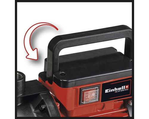 Detail einer Gartenpumpe mit Tragegriff und Richtungspfeil für die Handhabung.