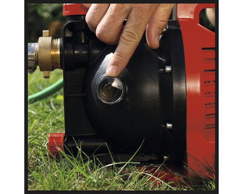 Detailansicht einer Gartenpumpe mit Ölstandsanzeige und einem Finger, der darauf zeigt.