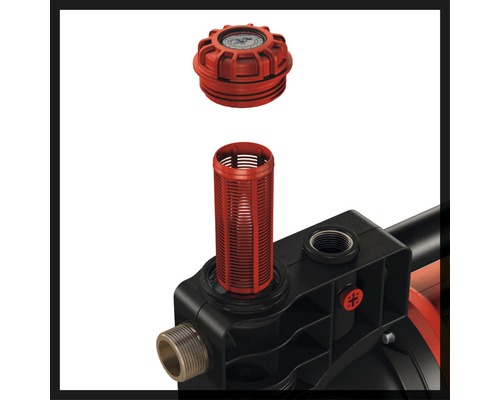 Detailansicht einer Gartenpumpe mit Filter und Verschlussdeckel