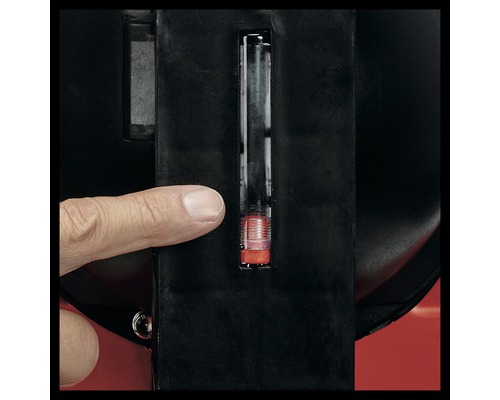 Detailaufnahme einer Füllstandsanzeige an einem Gerät, mit einer Hand, die darauf zeigt