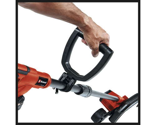 Gros plan d'un coupe-bordures avec une main sur la poignée