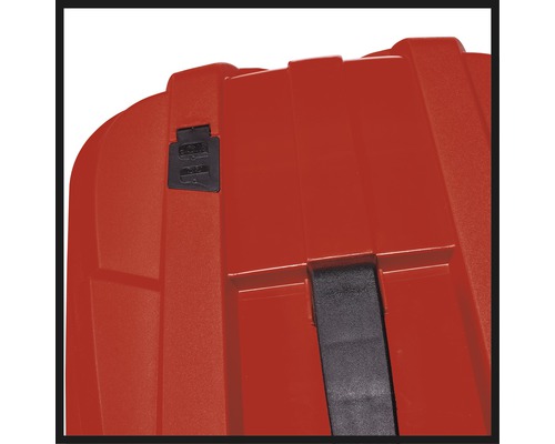 Detailansicht eines roten Werkzeugkoffers mit Verschluss und Gurt