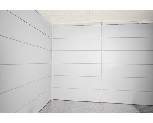 Vue intérieure d''un espace de stockage avec des panneaux muraux