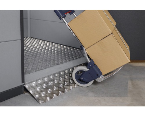 Chariot de transport avec des cartons sur une rampe