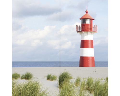 Leuchtturm mit roten und weißen Streifen am Strand