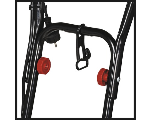 Gros plan sur une tondeuse à gazon avec câble, prise et vis de réglage