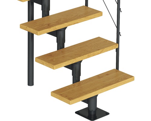 Detailansicht einer Spindeltreppe mit Holzstufen und Metallgeländer