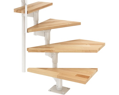 Vue détaillée d''un escalier peu encombrant avec marches en bois et garde-corps en métal