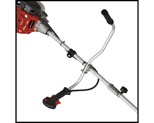 Detailaufnahme einer Motorsense mit Griff und Bedienelementen