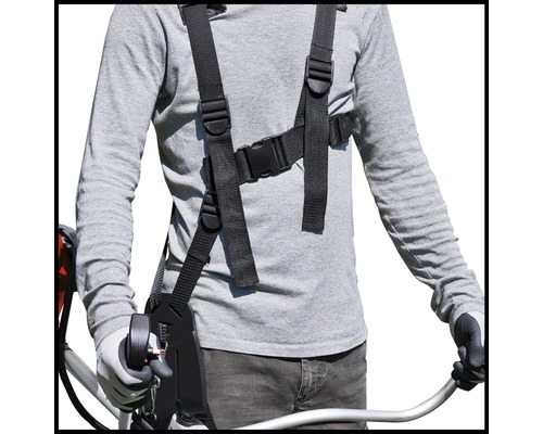 Person mit Tragegurt für eine Motorsense