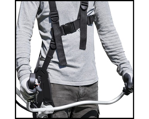 Person mit Tragegurt für Freischneider