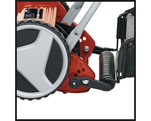 Detailansicht eines Rasenlüfters mit Rad und Fangkorb