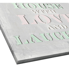 Dekoratives Schild mit dem Spruch: Haus mit Liebe und Lachen.