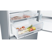 Intérieur d''un réfrigérateur avec tiroirs VitaFresh remplis d''aliments.