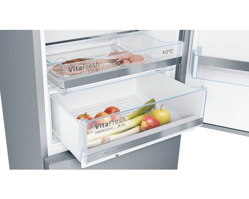 Intérieur d''un réfrigérateur avec tiroirs VitaFresh remplis d''aliments.